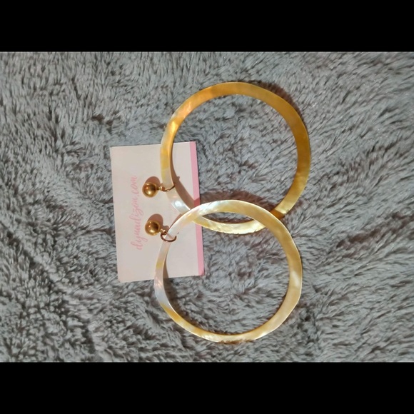 Light shell earrings - Picture 5 of 10